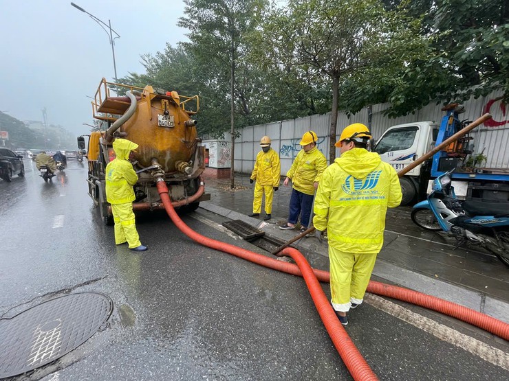 Công ty TNHH MTV Thoát nước Hà Nội phối hợp với các phường, xã ra quân làm vệ sinh- Ảnh 1.