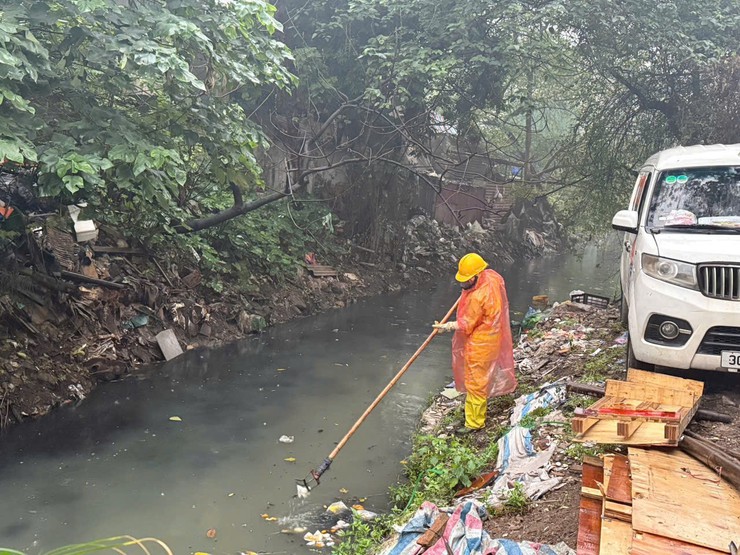 Công ty TNHH MTV Thoát nước Hà Nội phối hợp với các phường, xã ra quân làm vệ sinh- Ảnh 2.