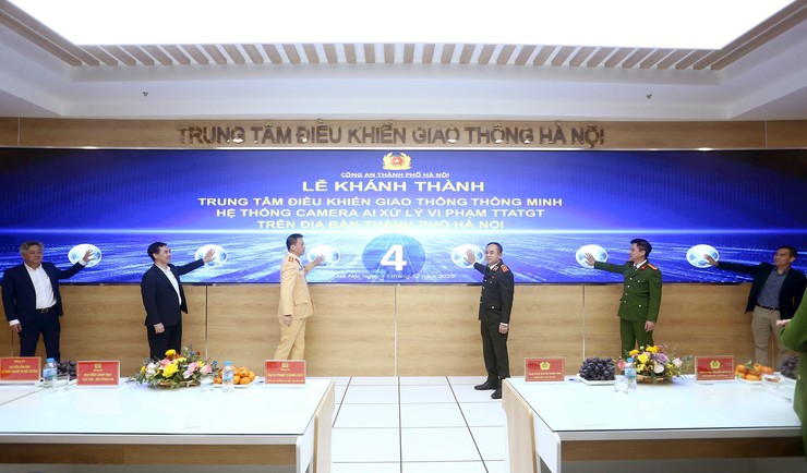 Hanoi officially launches AI-powered traffic control center for smart urban management- Ảnh 1.