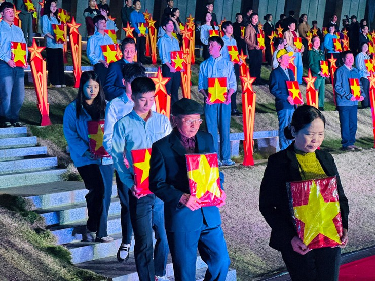 Immortal journey honors nearly 300 outstanding sons and daughters of Hanoi- Ảnh 3.