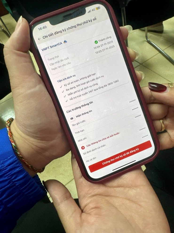 Phường Vĩnh Tuy ra quân triển khai chiến dịch hỗ trợ người dân tạo và sử dụng chứng thư chữ ký số công cộng trên ứng dụng VNeID.- Ảnh 2.