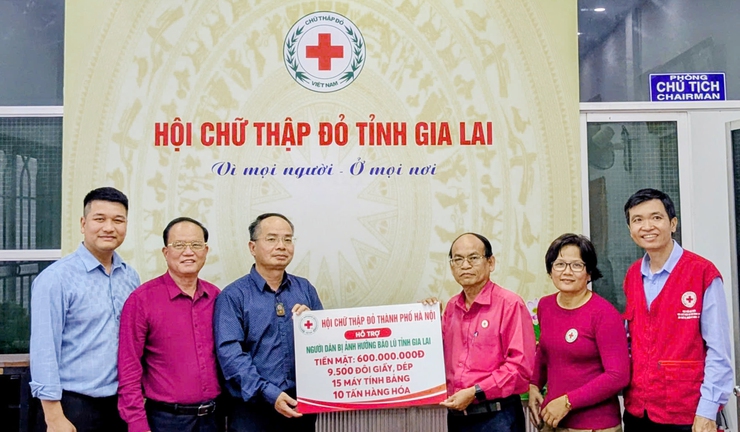 Hội Chữ thập đỏ Thành phố trao quà hỗ trợ người dân và học sinh chịu thiệt hại do mưa lũ gây ra tại tỉnh Gia Lai- Ảnh 1.