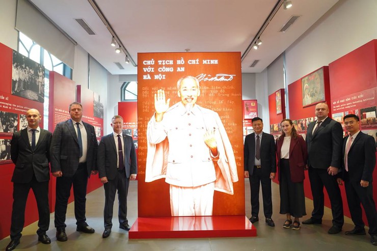 Công an thành phố Hà Nội tiếp Đoàn chuyên gia Tổng cục Nội vụ thành phố Mát-xcơ-va (Liên bang Nga)- Ảnh 1.