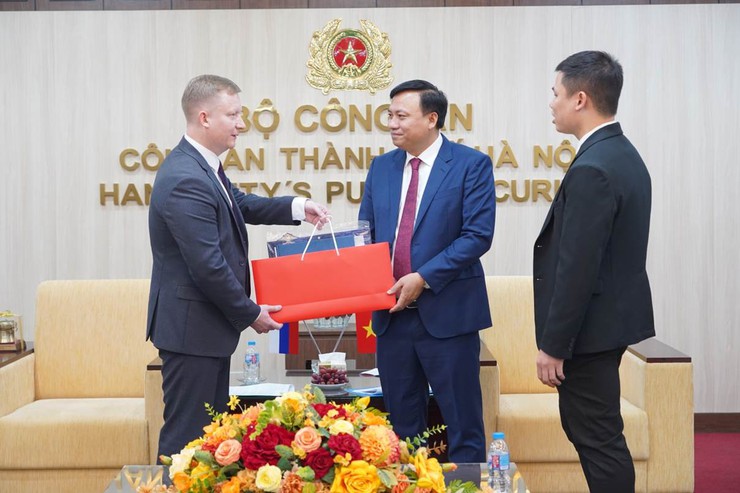 Công an thành phố Hà Nội tiếp Đoàn chuyên gia Tổng cục Nội vụ thành phố Mát-xcơ-va (Liên bang Nga)- Ảnh 4.