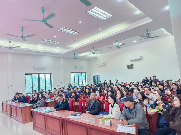 Xã Yên Bài tổ chức hội nghị tập huấn, hỗ trợ hộ kinh doanh chuyển đổi từ thuế khoán sang kê khai và phát triển doanh nghiệp và ứng dụng chuyển đổi số vào hoạt động kinh doanh- Ảnh 3.