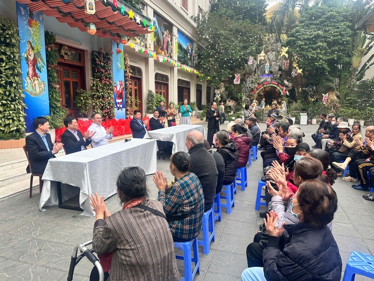 Lãnh đạo phường Đống Đa thăm, chúc mừng Nhà thờ Thái Hà nhân dịp Giáng sinh- Ảnh 1.