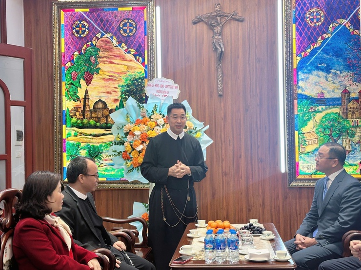 Lãnh đạo phường Đống Đa thăm, chúc mừng Nhà thờ Thái Hà nhân dịp Giáng sinh- Ảnh 3.