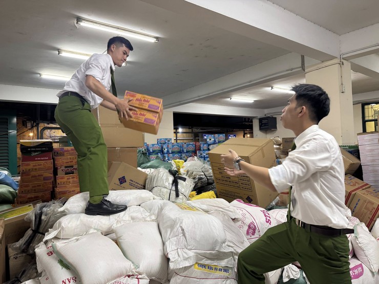 Công an thành phố Hà Nội xuyên đêm vận chuyển hàng cứu trợ tới bà con vùng lũ Gia Lai- Ảnh 1.