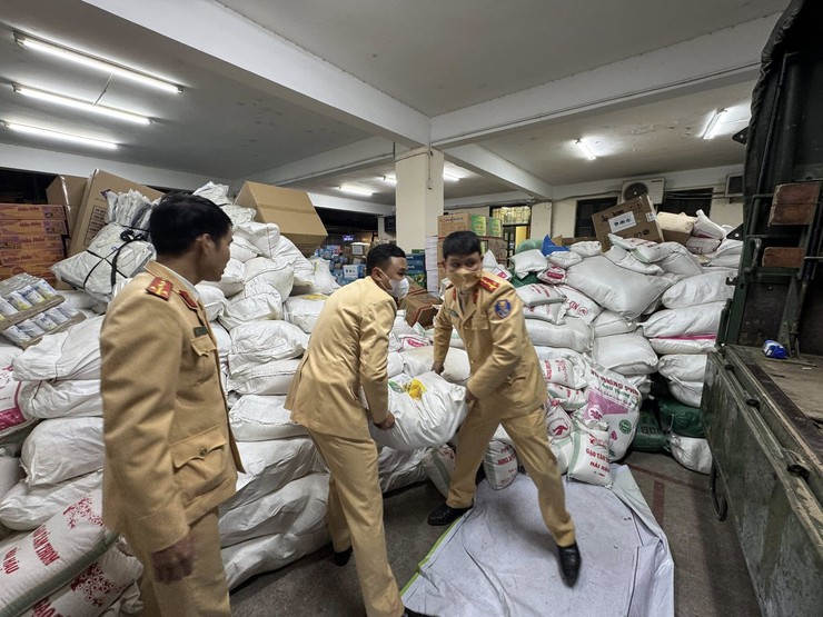 Công an thành phố Hà Nội xuyên đêm vận chuyển hàng cứu trợ tới bà con vùng lũ Gia Lai- Ảnh 2.