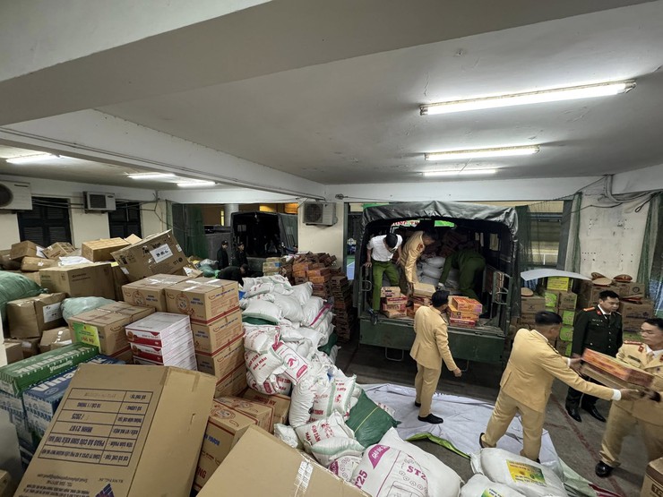 Công an thành phố Hà Nội xuyên đêm vận chuyển hàng cứu trợ tới bà con vùng lũ Gia Lai- Ảnh 4.