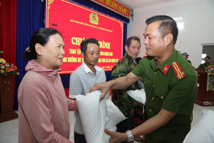 Công an thành phố Hà Nội xuyên đêm vận chuyển hàng cứu trợ tới bà con vùng lũ Gia Lai- Ảnh 3.