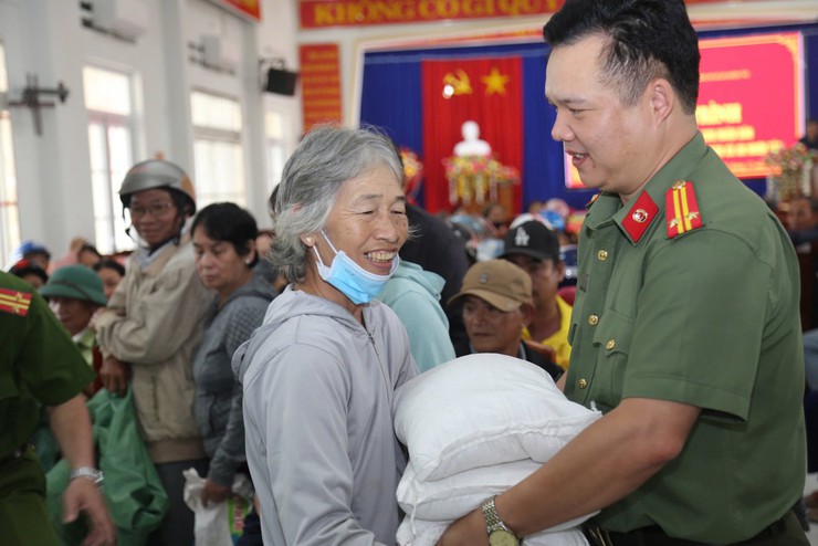 Công an thành phố Hà Nội xuyên đêm vận chuyển hàng cứu trợ tới bà con vùng lũ Gia Lai- Ảnh 5.
