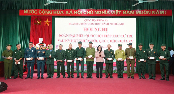 Chủ tịch Ủy ban Trung ương MTTQ Việt Nam Bùi Thị Minh Hoài tiếp xúc cử tri sau kỳ họp thứ Mười- Ảnh 4.