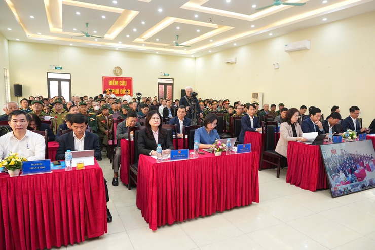 Chủ tịch Ủy ban Trung ương MTTQ Việt Nam Bùi Thị Minh Hoài tiếp xúc cử tri sau kỳ họp thứ Mười- Ảnh 1.