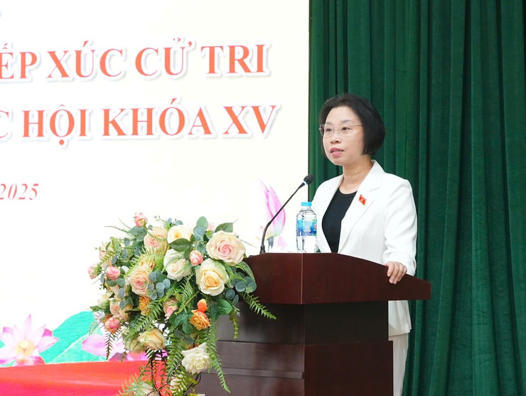 Chủ tịch Ủy ban Trung ương MTTQ Việt Nam Bùi Thị Minh Hoài tiếp xúc cử tri sau kỳ họp thứ Mười- Ảnh 2.