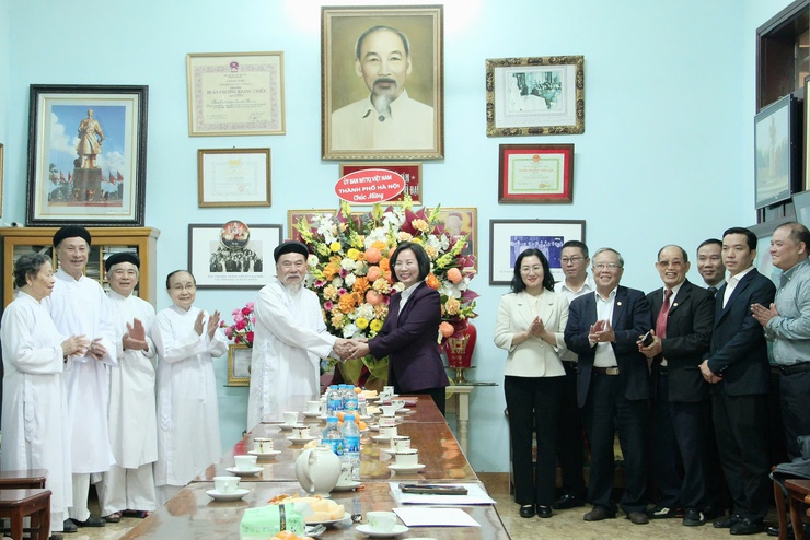 Chủ tịch Ủy ban MTTQ Việt Nam Thành phố Bùi Huyền Mai thăm, chúc mừng Họ đạo Cao Đài Thủ đô- Ảnh 1.