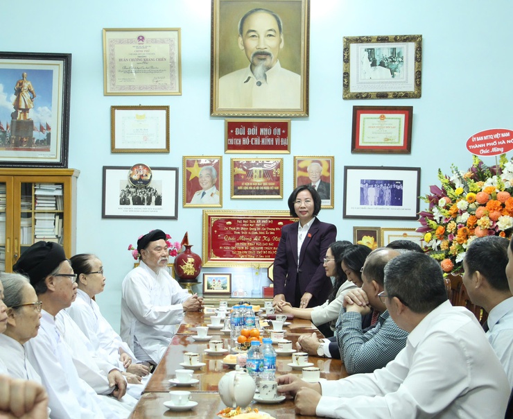 Chủ tịch Ủy ban MTTQ Việt Nam Thành phố Bùi Huyền Mai thăm, chúc mừng Họ đạo Cao Đài Thủ đô- Ảnh 3.