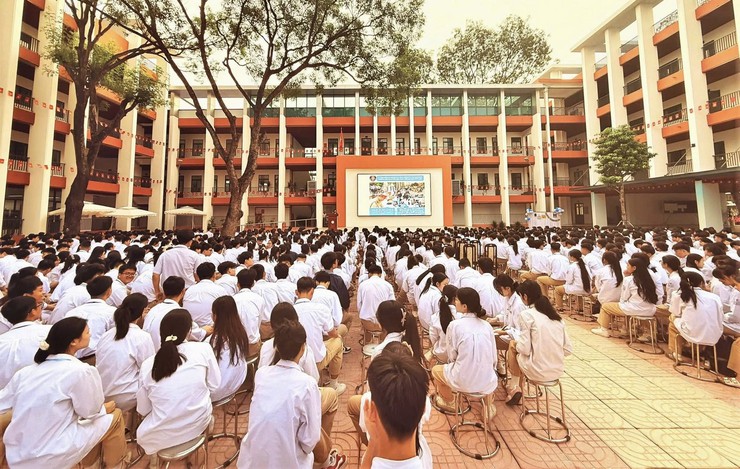 Công an xã Sóc Sơn phối hợp với Trường THPT Đa Phúc tuyên truyền pháp luật về trật tự giao thông- Ảnh 1.