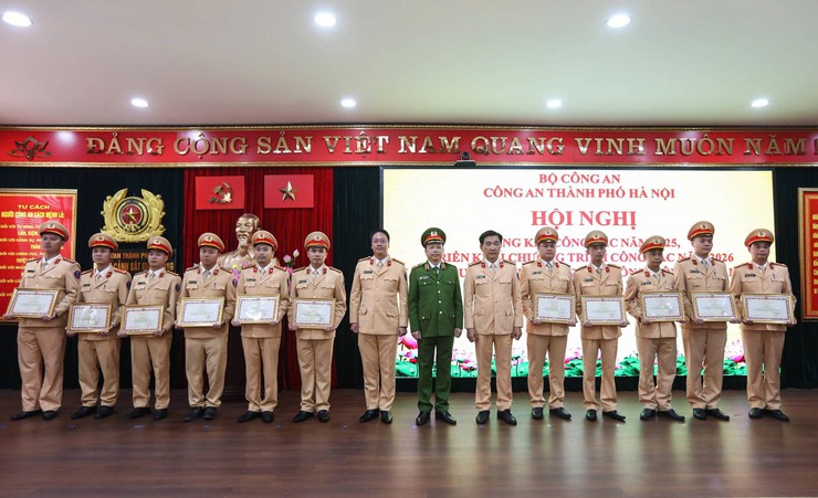 Trật tự, an toàn giao thông Thủ đô được giữ vững, tai nạn giao thông giảm sâu- Ảnh 2.