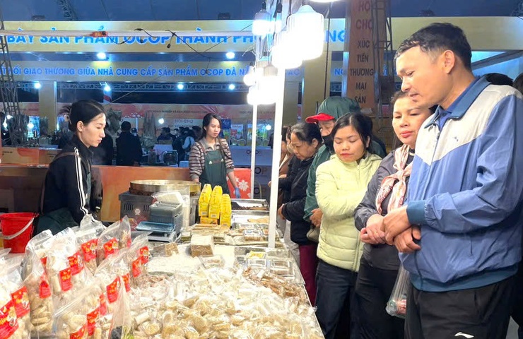 Hội chợ xúc tiến thương mại làng nghề, OCOP 2025, mở rộng kết nối giao thương- Ảnh 4.