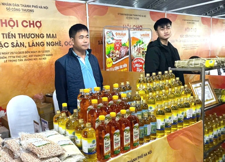 Hội chợ xúc tiến thương mại làng nghề, OCOP 2025, mở rộng kết nối giao thương- Ảnh 3.