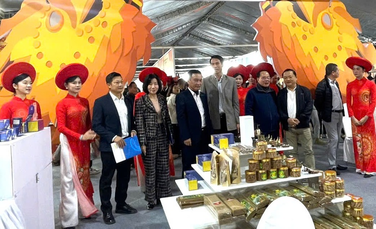 Hội chợ xúc tiến thương mại làng nghề, OCOP 2025, mở rộng kết nối giao thương- Ảnh 2.