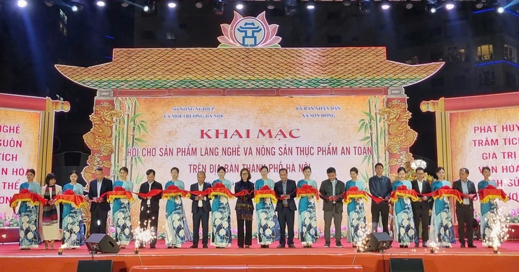 Khai mạc Hội chợ sản phẩm làng nghề và nông sản thực phẩm an toàn tại xã Sơn Đồng- Ảnh 1.