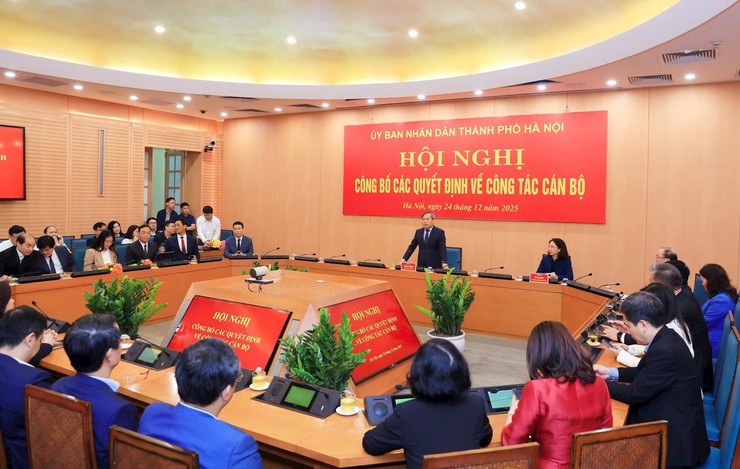 Hanoi chairman Vu Dai Thang presents decisions appointing and reassigning five department leaders- Ảnh 1.