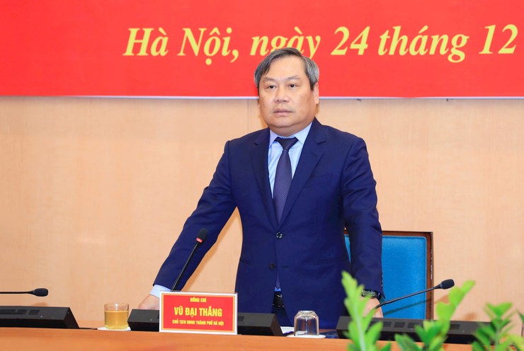 Hanoi chairman Vu Dai Thang presents decisions appointing and reassigning five department leaders- Ảnh 2.