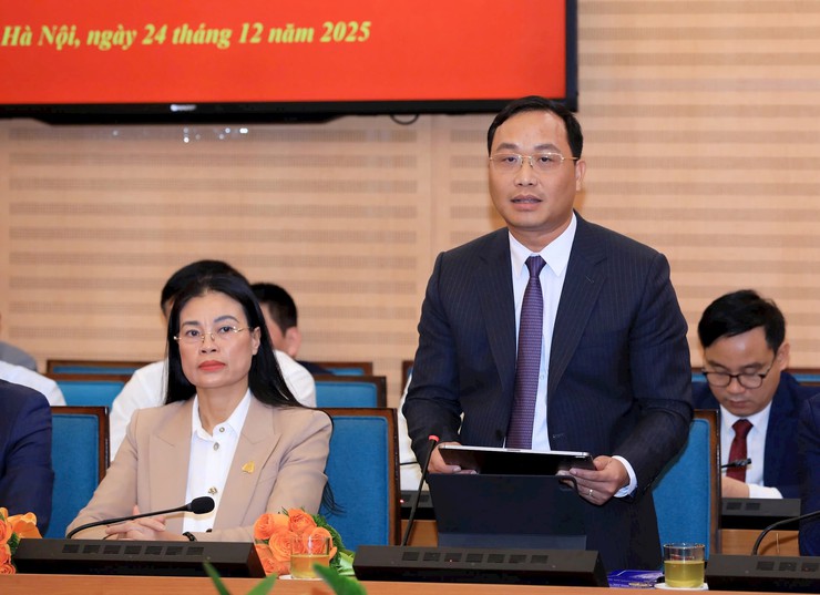 Hanoi chairman Vu Dai Thang presents decisions appointing and reassigning five department leaders- Ảnh 4.