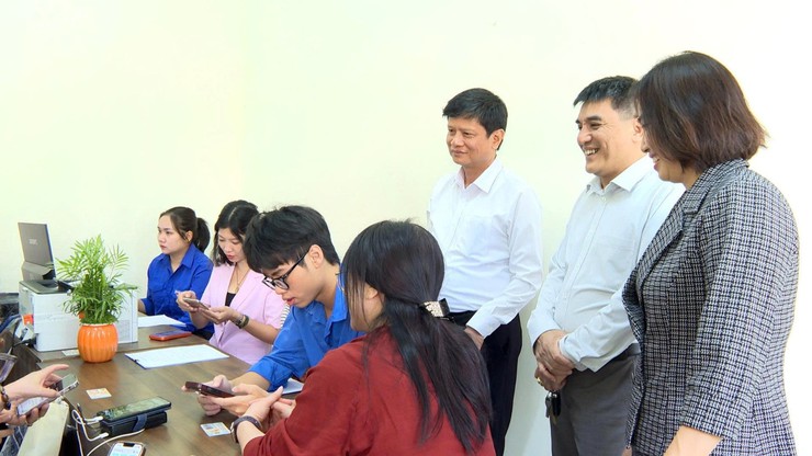 Tuổi trẻ Hoài Đức đồng hành cùng Nhân dân trong thực hiện Dịch vụ công trực tuyến tại thôn, xóm.- Ảnh 1.