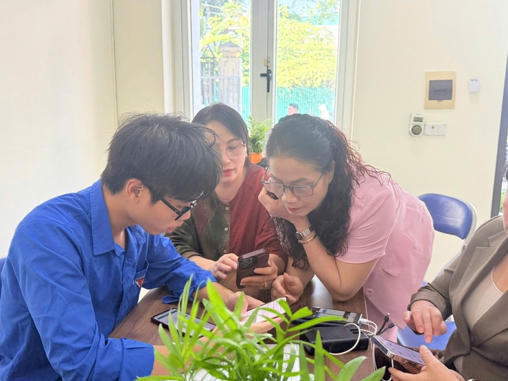 Tuổi trẻ Hoài Đức đồng hành cùng Nhân dân trong thực hiện Dịch vụ công trực tuyến tại thôn, xóm.- Ảnh 2.