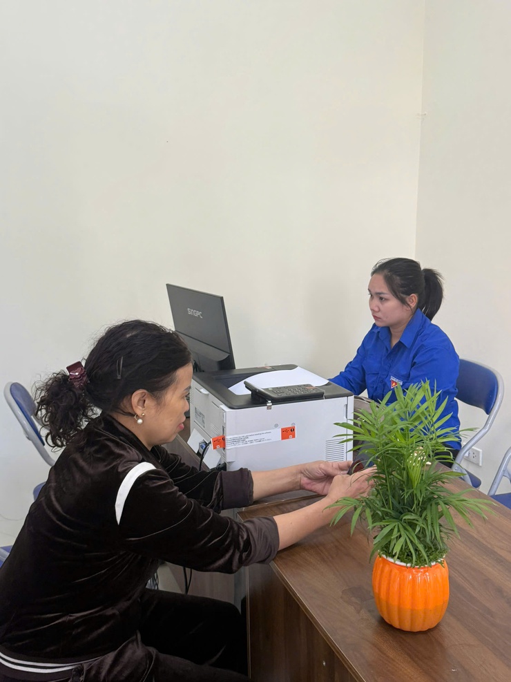Tuổi trẻ Hoài Đức đồng hành cùng Nhân dân trong thực hiện Dịch vụ công trực tuyến tại thôn, xóm.- Ảnh 3.