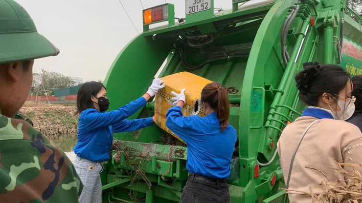 Phường Tây Tựu đồng loạt ra quân xử lý vệ sinh môi trường hai bờ sông Pheo- Ảnh 4.