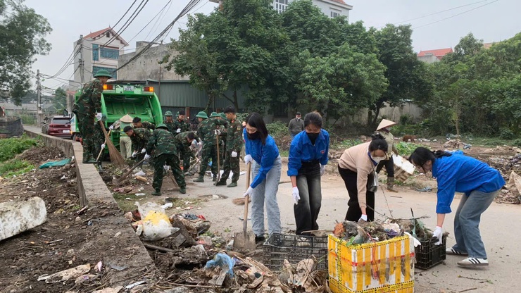 Phường Tây Tựu đồng loạt ra quân xử lý vệ sinh môi trường hai bờ sông Pheo- Ảnh 2.