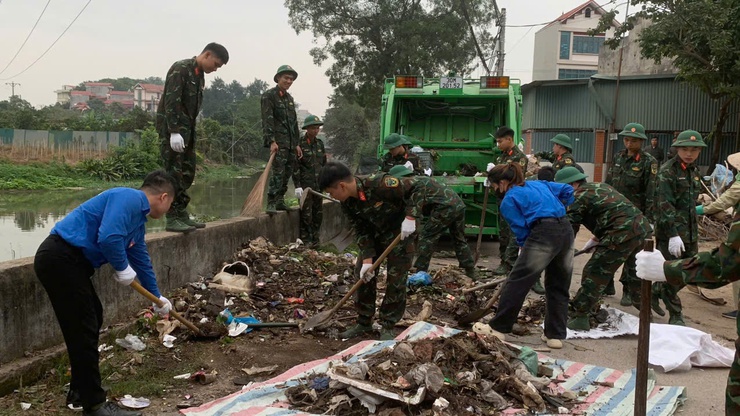 Phường Tây Tựu đồng loạt ra quân xử lý vệ sinh môi trường hai bờ sông Pheo- Ảnh 1.