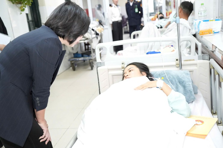 Chủ tịch Ủy ban MTTQ Việt Nam thành phố Hà Nội thăm, động viên các nạn nhân trong vụ lật xe tại Lào Cai- Ảnh 1.