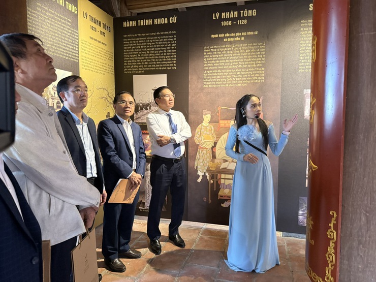 Triển lãm “Văn Miếu - Quốc Tử Giám và Truyền thống giáo dục Khoa bảng tỉnh Hà Tĩnh”- Ảnh 7.