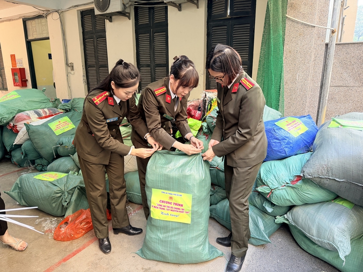 Hàng trăm tấn nhu yếu phẩm và hàng hóa thiết yếu gửi đến bà con vùng lũ Miền Trung, Tây Nguyên- Ảnh 4.
