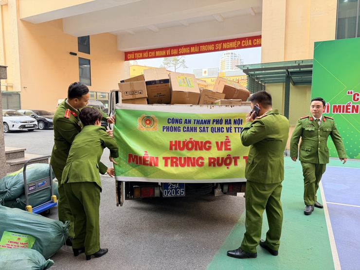 Hàng trăm tấn nhu yếu phẩm và hàng hóa thiết yếu gửi đến bà con vùng lũ Miền Trung, Tây Nguyên- Ảnh 5.
