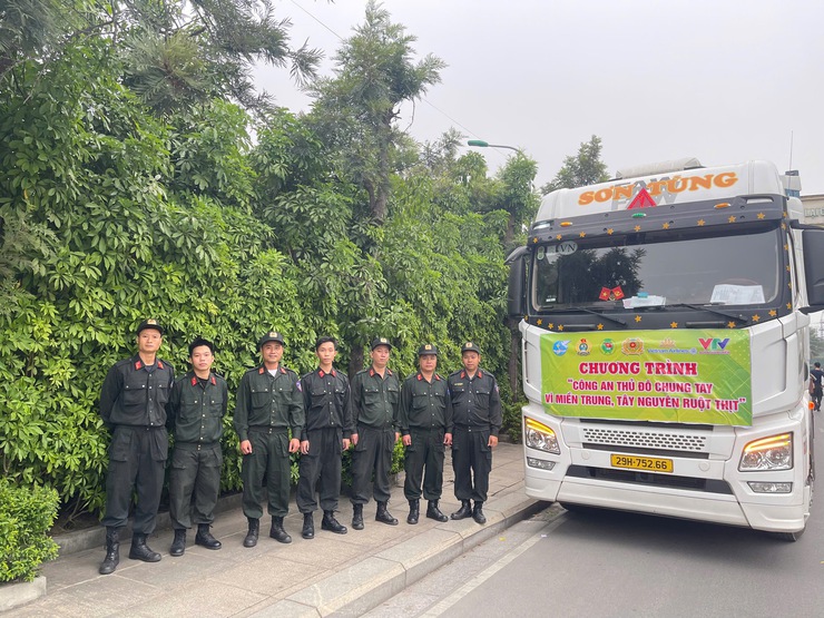 Hàng trăm tấn nhu yếu phẩm và hàng hóa thiết yếu gửi đến bà con vùng lũ Miền Trung, Tây Nguyên- Ảnh 6.