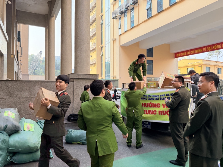 Hàng trăm tấn nhu yếu phẩm và hàng hóa thiết yếu gửi đến bà con vùng lũ Miền Trung, Tây Nguyên- Ảnh 3.