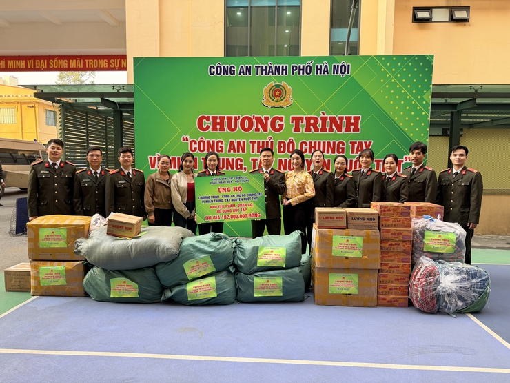 Hàng trăm tấn nhu yếu phẩm và hàng hóa thiết yếu gửi đến bà con vùng lũ Miền Trung, Tây Nguyên- Ảnh 1.