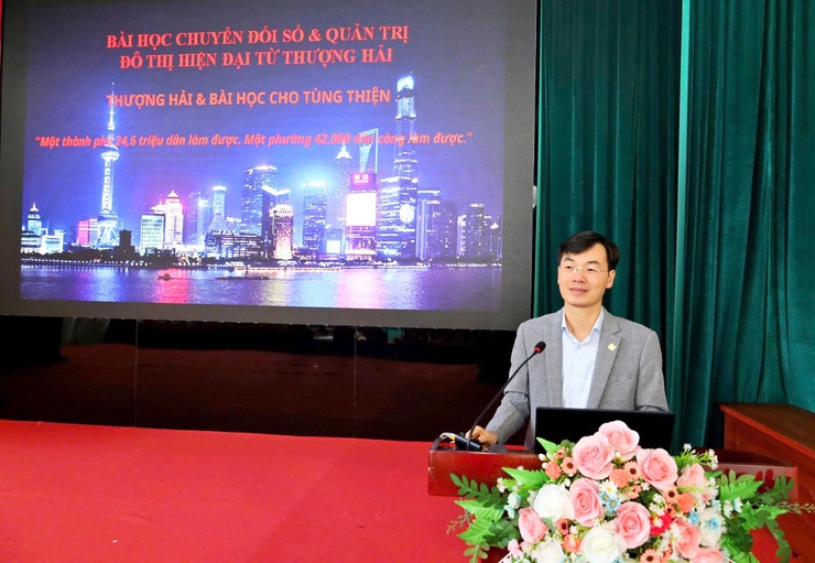 Đồng chí Nguyễn Viết Đạt – Phó Bí thư Đảng ủy, Chủ tịch UBND phường truyền đạt nội dung tại buổi tập huấn.