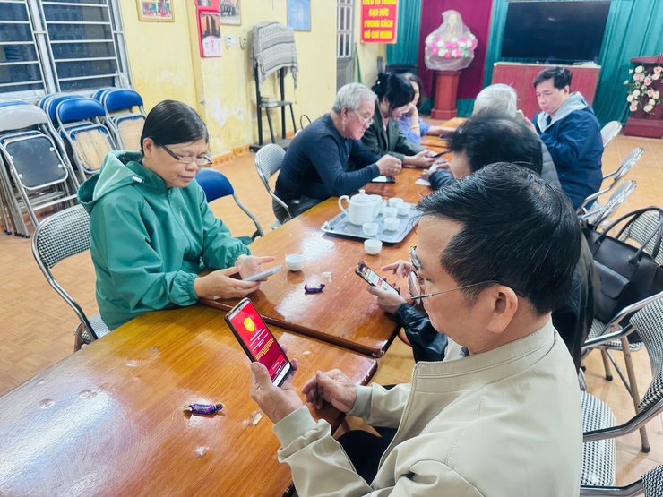 Phường Tây Hồ: Ra quân chiến dịch “phủ sóng” chữ ký số trên VNeID- Ảnh 2.