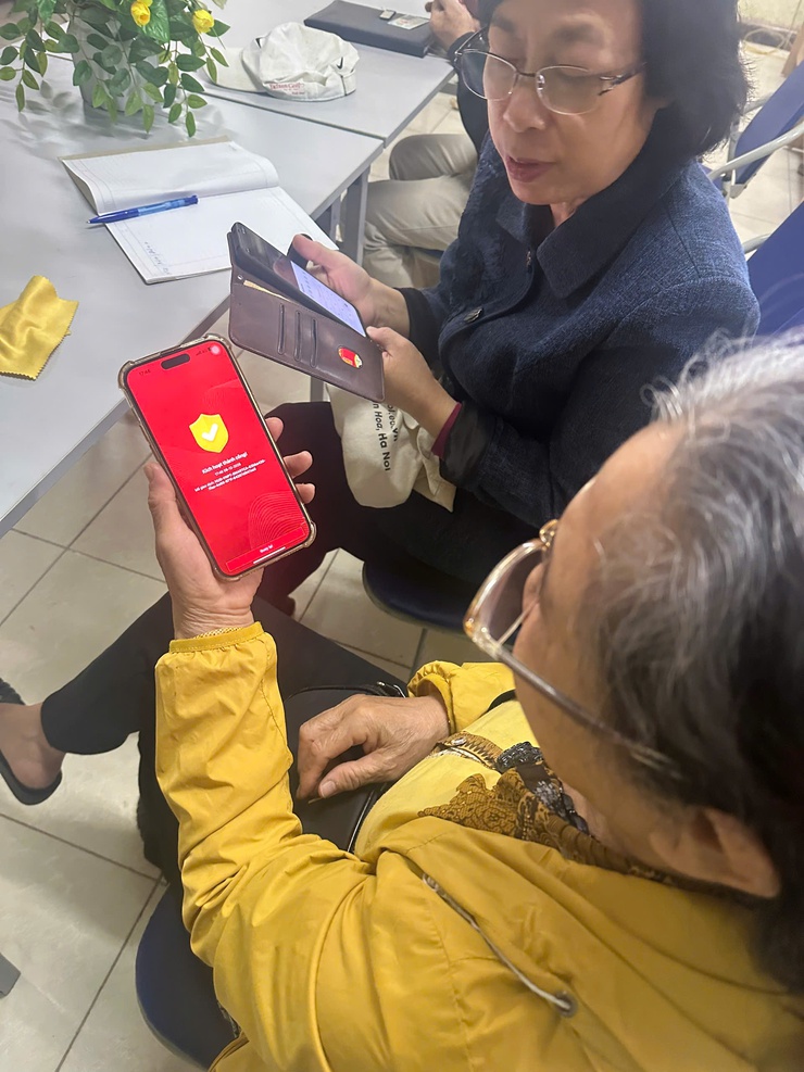 Phường Tây Hồ: Ra quân chiến dịch “phủ sóng” chữ ký số trên VNeID- Ảnh 7.