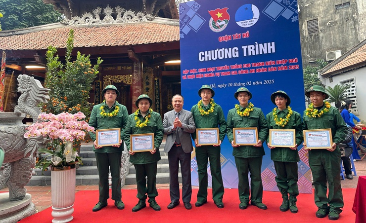 Quận Tây Hồ gặp mặt, giáo dục truyền thống cho thanh niên nhập ngũ- Ảnh 3.