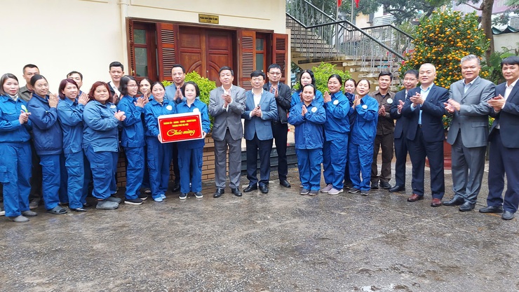 Hanoi deputy mayor extends Tet greetings to officials, workers at ring road project- Ảnh 2.