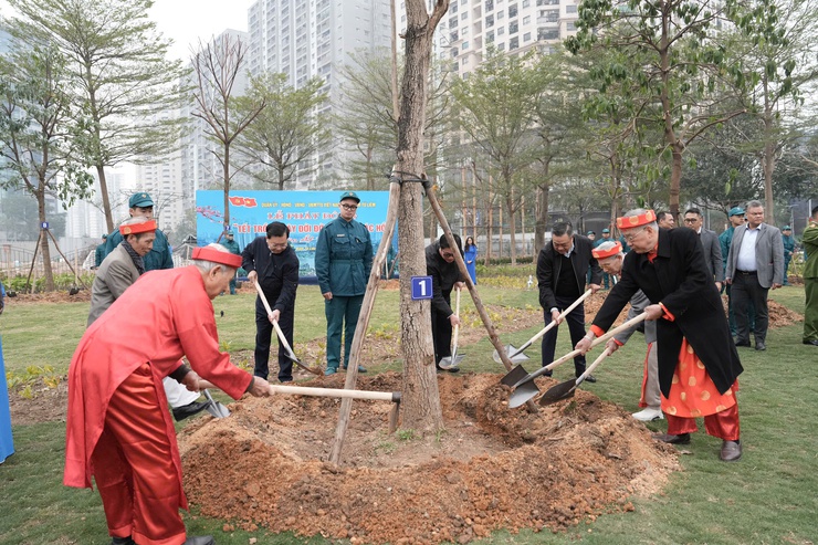 Chủ tịch UBND Thành phố Trần Sỹ Thanh dự Tết trồng cây tại Công viên hồ Phùng Khoang- Ảnh 4.