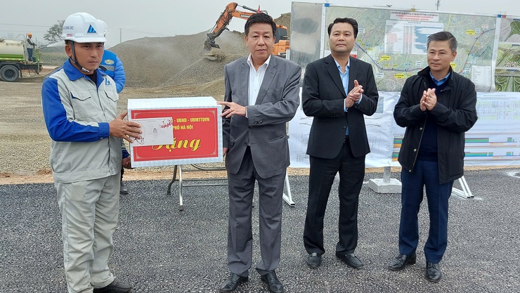 Hanoi deputy mayor extends Tet greetings to officials, workers at ring road project- Ảnh 1.
